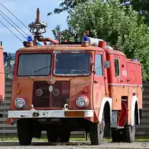 
Ein in Polen gebautes Tanklöschfahrzeug TLF 8/20 (Jelcz 003/Star 25) ist Teil der Ausstellung im DDR-Museum Dargen. (August 2021)