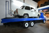 Ein Trabant 601 auf einem Barkas B1000 Autotransporter, so gesehen Mitte August 2021 im DDR-Museum Dargen zu sehen.