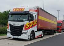 =Iveco-Sattelzug der Spedition SOLLE rastet im Juni 2021 an der A 7