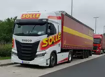 =Iveco-Sattelzug der Spedition SOLLE rastet im Juni 2021 an der A 7
