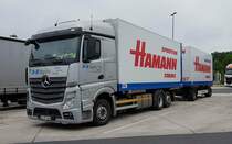 =MB Actros-Hängerzug von D+S logistics transportiert Container der Spedition HAMANN aus Coburg, 06-2021