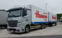 =MB Actros-Hängerzug von D+S logistics transportiert Container der Spedition HAMANN aus Coburg, 06-2021