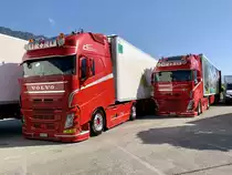 Zwei Volvo Sattelzüge von R+R Regez Transporte am 4.9.21 beim  special  Trucker Festival in Interlaken. 