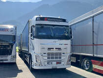Ein Volvo Tiersattelzug von Krummen Kerzers am 4.9.21 beim  special  Trucker Festival in Interlaken.