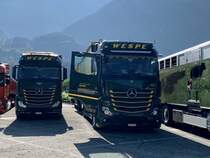 Zwei MB Actros Anhängerzüge der Wespe am 4.9.21 beom  special  Trucker Festival Interlaken