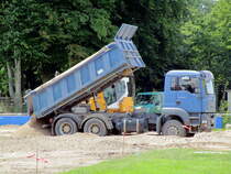 MAN TGA 26.400 am 12.07.2021 beim Abkippen in Berlin.  