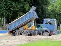 MAN TGA 26.400 am 12.07.2021 beim Abkippen in Berlin.  