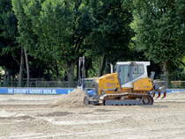 LIEBHERR 716  Planierraupe am 12.07.2021 bei der Arbeit in Berlin.