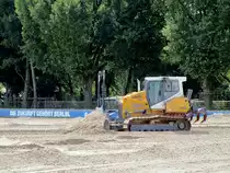 LIEBHERR 716  Planierraupe am 12.07.2021 bei der Arbeit in Berlin.