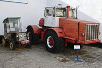 Im DDR-Museum Dargen war Mitte August 2021) dieser allradgetriebene Radschlepper Kirowez K-700 zu sehen. Daneben steht ein kleinerer Traktor, vermutlich ein Eigenbau,