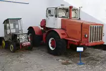 Im DDR-Museum Dargen war Mitte August 2021) dieser allradgetriebene Radschlepper Kirowez K-700 zu sehen. Daneben steht ein kleinerer Traktor, vermutlich ein Eigenbau,