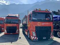 Zwei Volvo Kippsattelzüge der Constantin Group am 4.9.21 beim  special  Trucker Festival in Interlaken.