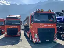Zwei Volvo Kippsattelzüge der Constantin Group am 4.9.21 beim  special  Trucker Festival in Interlaken.