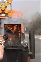 Das fl�ssige Bitumen muss ja irgentwie raus aus der Eisenkanne...
Also wird dem Bitumen etwas  feuer gemacht . 