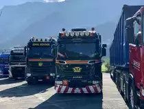 Ein Scania und Mercedes von Emil Egger am 4.9.21 beim  special  Trucker Festival in Interlaken.
