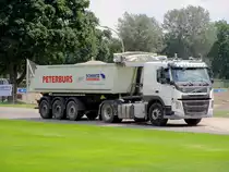 VOLVO FM 460 mit Schmitz Kippsattelauflieger brachte am 12.07.2021 neues Material zur Unterfütterung einer Rasenfläche auf eine Baustelle in Berlin.