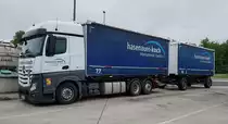 =MB Actros-Hängerzug der Spedition HASENAUER & KOCH steht im Juni 2021 auf einer Rastanlage an der A 7