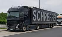 =Volvo FH der Spedition SCHREPPER steht im Juni 2021 auf einer Rastanlage an der A 7