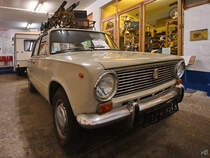 Ein Lada (Schiguli) 2101 mit angespanntem DDR-Wohnwagen, so gesehen im August 2021 im DDR-Museum Dargen.