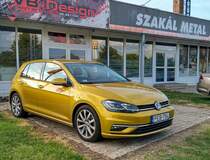 VW Golf VII in Kurkumagelb, fotografiert in August 2021