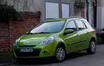 Grüner Renault Clio Grandtour der dritten generation (Facelift) in der Farbe  Vert pomme , fotografiert in Dezember 2020