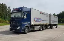 =MB Actros-Hängerzug der Spedition REICHHART rastet im Juni 2021 an der A 7