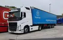 =Volvo der Spedition BECKER & CO. steht im Juni 2021 auf einer Rastanlage