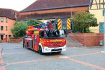 Feuerwehr Hattersheim Mercedes Benz Atego DLK 23/12 am 11.09.21 bei der 112 Jahre Feier auf dem Markplatz 