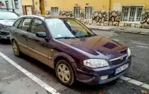 Diesen Mazda 323 (Farbe: Grape Purple oder Aubergine) habe ich in November 2020 aufgenommen.