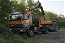 Hier einige aktuelle Aufnahmen vom 24.04.2009: Am Morgen des sonnigen Freitagmorgen l�dt ATEGO 1828  PALIFT  auf dem Lagerplatz am Rasthof Sauerland-West alten Schotter etc. ab. (Aufnahmen vom 08.10.2008 werden sp�ter reingestellt). 
