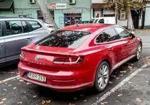 Rückansicht: VW Arteon in Chilirot (Chili red), gesehen in Herbst 2020.