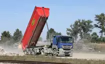 Am 9.9.2021 brachte dieser Mercedes Actros 1840 Schüttgut zum Bahnhof Rogoznica in Polen.