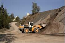 Nach einem Brand musste das Banket ausgekoffert werden und musste nun mit Schotter wieder aufgef�llt werden.  Der n�tige Schotter wurde von den Basalt-Actien-Gesellschaft (BAG) in Krummenerl gehollt. Im Bild ein LIEBHERR 576 2plus2. Dieser Bulldozer hat eine Kipplast von 17.200kg ein Einsatzgewicht von bis zu 24.000kg und wird von einem 272PS starken Motor angetrieben.
