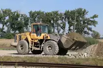 Volvo L 180 F Radlader am 9.9.2021 im Einsatz am Bahnhof in Rogoznica in Polen.