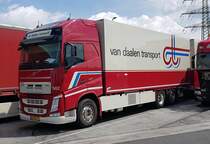=Volvo FH 500-Motorwagen der Spedition  van daalen transport  steht auf einem Rastplatz an der A 3, 06-2021
