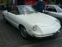 Alfa Romeo Duetto Spider, gebaut von 1966 bis 1969. Werksintern hieß die Baureihe 105/115. Anfangs war der Wagen mit einem 1.6l Vierzylinderreihenmotor ausgerüstet. Ab 1967 wurde die Motorenpalette mit dem 1750 Veloce nach oben und mit dem 1300´er nach unten abgerundet. Hier wurde ein 1300´er abgelichtet. Der Motor leistet 87 PS aus einem Hubraum von 1296 cm³. Oldtimertreffen in Heiligenhaus am 12.09.2021.