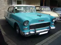 Chevrolet Series 2400 C Bel Air Sedan des Modelljahres 1955 im Farbton skyline blue. Von dieser Ausstattungs- und Karosserieversion verkaufte Chevrolet in diesem Jahr 168.313 Fahrzeuge zu einem Preis ab US$ 1888,00. Der Wagen hat serienmäßig einen Sechszylinderreihenmotor mit einem Hubraum von 3857 cm³ und einer Leistung von 123 PS bei einem Schaltgetriebe bzw. 136 PS bei der Ausrüstung mit einem Automaticgetriebe. Gegen Aufpreis kann auch ein V8-Motor mit einem Hubraum von 4392 cm³ und einer Leistung von 162 PS geordert werden. Oldtimertreffen in Heiligenhaus am 12.09.2021.