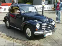 Fiat 500C  Topolino , gebaut in den Jahren von 1949 bis 1955. Vorgestellt wurde der 500´er bereits im Jahr 1936. Er war eine geniale Konstruktion des legendären Ingenieurs Dante Giacosa (*1905 +1996). Nach WW2 wurde die Produktion wieder aufgenommen. Ab dem Modelljahr 1949 erhielt der Kleinwagen eine modernisierte Front. Der Vierzylinderreihenmotor leistet 16,5 PS aus einem Hubraum von 570 cm³. Oldtimertreffen in Heiligenhaus am 12.09.2021.