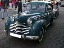 Opel Olympia, wie er von 1950 bis 1953 in Rüsselsheim vom Band lief. Der Olympia war der erste Personenwagen, den Opel nach dem Krieg wieder produzierte. Von 1947 bis 1950 glich er dem Vorkriegs-Olympia. Danach erfolgte das ein  Facelift . Der abgelichtete Olympia wurde 1952 produziert. Der Vierzylinderreihenmotor leistet 39 PS aus einem Hubraum von 1488 cm³. Oldtimertreffen in Heiligenhaus am 12.09.2021.