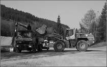 Eine Aufnahme in S/W. Im Bild ein LIEBHERR 576 2plus2 bel�dt den ATEGO 1828  PALIFT  mit Schotter.