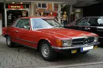 Mercedes Benz C107 450 SLC, gebaut von 1973 bis 1980. Die C107 Baureihe wurde mit dem Modell 350SLC im Oktober 1971 vorgestellt. Im März 1973 ergänzte das Modell 450 SLC die Produktpalette nach oben. Der V8-Motor hat einen Hubraum 4520 cm³ und leistet zwischen 217 PS und 225 PS. Bei seinem Erscheinen war ein solcher C107 ab DM 41.000,00 zu haben. Oldtimertreffen in Heiligenhaus am 12.09.2021.