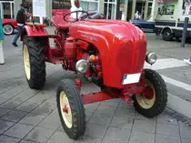 Porsche Diesel Standard 217 Ackerschlepper von 1961. Unter dem Markennamen Porsche wurden von 1950 bis 1963 an verschiedenen Produktionsstätten Ackerschlepper produziert. Die Modelle Standard waren grundsätzlich mit einem Zweizylinderdieselmotor ausgerüstet. Dieser 217´er leistet 20 PS aus einem Hubraum von 1.374 cm³. Oldtimertreffen in Heiligenhaus am 12.09.2021.