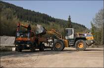 Aufnahme 3 w�hrend des Beladevorganges... Die Mulde des Atego 1828  PALIFT  f�llt sich. (24.04.2009)