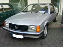 Opel Monza A1, gebaut von 1978 bis 1982. Das familientaugliche Coupe wurde auf der Frankfurter Automobil Ausstellung im September 1977 vorgestellt. Die Produktion und Auslieferung begann Anfang 1978. Der abgelichtete A1 ist mit dem  durstigen  2.8S Motor ausgerüstet. Dieser Sechszylinderreihenmotor hat einen Hubraum von 2784 cm³ und leistet 140 PS. Oldtimertreffen in Heiligenhaus am 12.09.2021.