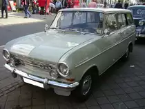 Opel Kadett A 1000 Caravan, gebaut von März 1963 bis Juli 1965. Der Vierzylinderreihenmotor hat einen Hubraum von 943 cm³ und leistete wahlweise 40 PS oder 48 PS. Insgesamt wurden 126.616 Kadett A Caravan im Bochumer Opel Werk produziert. Der abgelichtete CarAvan ist übrigens im Farbton alaskagrau lackiert. Oldtimertreffen in Heiligenhaus am 12.09.2021.