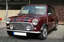 Rover Mini Sondermodell  30 Jahre Mini  aus dem Jahr 1989. Bekannterweise wurde der Mini bereits im Jahr 1959 vorgestellt. Zum dreißigjährigen Modell-Jubiläum im Jahr 1989 bracht man dann eine entsprechende Sonderserie heraus. Die Sondermodelle waren meines Wissens nur in rot- und grünmetallic lieferbar. Das gezeigte Fahrzeug gehört einem Bekannten von mir. Angetrieben wird dieses Auto von einem Vierzylinderreihenmotor mit einem Hubraum von 998 cm³ und einer Leistung von 41 PS. Oldtimertreffen in Heiligenhaus am 12.09.2021.