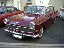 Opel Kapitän P-LV, gebaut von 1959 bis 1963. Der Werbespruch 1959 für dieses Fahrzeug: Der beste Opel Kapitän, den es je gab. Preisgünstig, wirtschaftlich, solide, zuverlässig und dauerhaft. Der abgelichtete Kapitän entstammt dem Modelljahr 1962 und ist ein Fahrzeug in der luxuriöseren L-Ausstattung. Ein solcher Kapitän war ab DM 10.675,00 zu haben. Angetrieben wird der Wagen von einem Sechszylinderreihenmotor, der aus einem Hubraum von 2605 cm³ 90 PS leistet. Oldtimertreffen in Heiligenhaus am 12.09.2021.