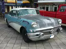 Buick Special 40 Riviera Hardtop Coupe des Jahrganges 1956. Die Reihe Special 40 war 1956 die preisgünstigste Variante im Buick Programm. Darüber rangierten die Serien Super 50, Century 60 und Roadmaster 70. Der Einstiegspreis für das abgelichtete Riviera Hardtop Coupe lag bei US$ 2.332,00. Dieses Coupemodell rollte 1956 in 155.818 Einheiten vom Band. Die Motorisierung besorgt ein V8-Motor mit einem Hubraum von 4.324 cm³ und einer Leistung von 188 PS. Oldtimertreffen in Heiligenhaus am 12.09.2021.