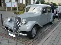 Citroen 11CV B des Modelljahres 1955. Vorgestellt wurde der  Traction Avant  bereits 1934 auf den Automobilsalons von Paris und Brüssel. Er ist somit ein Vorkriegsmodell. Bis zum Produktionsende im Jahr 1957, wurden 759.123 Fahrzeuge dieses Modelles als Limousine, Coupe und Cabriolet produziert. Der Vierzylinderreihenmotor hat einen Hubraum von 1898 cm³ und leistet 60 PS. Oldtimertreffen in Heiligenhaus am 12.09.2021.