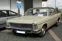 Opel Diplomat B V8, produziert von 1969 bis 1977. Die neu KAD Baureihe (Kapitän/Admiral/Diplomat) wurde im März 1969 vorgestellt. Aufgrund des schleppenden Verkaufs, wurde der Kapitän bereits 1970 wieder eingestellt. Während der gesamten Bauzeit verkaufte Opel 11.108 Fahrzeuge vom Diplomat V8. Bei seiner Vorstellung kostete ein solcher Diplomat V8 mindestens DM 20260,00, im letzten Produktionsjahr bereits DM 34950,00. Der aus dem Regal von Chevrolet stammende V8-Motor hat einen Hubraum von 5354 cm³ und leistet 230 PS. Oldtimertreffen in Heiligenhaus am 12.09.2021.